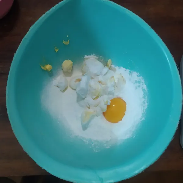 Mixer margarin, butter, gula halus dan kuning telur, sebentar saja.