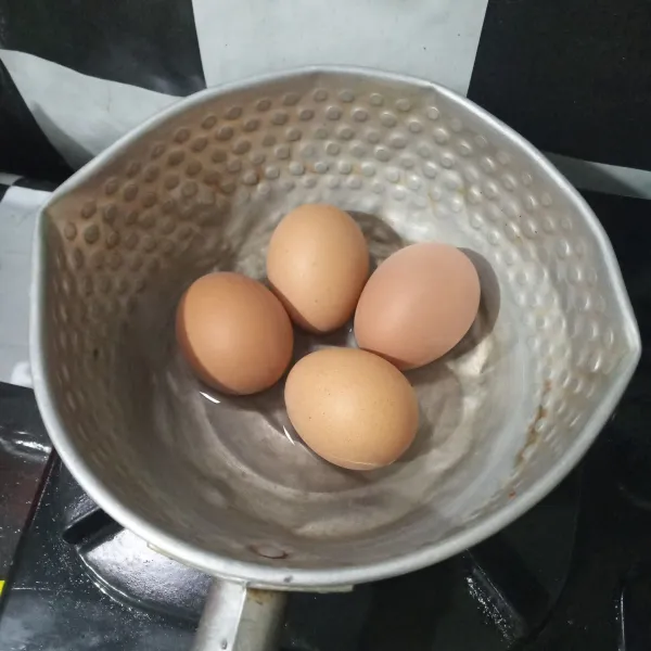 Rebus telur hingga matang, kupas dan sisihkan.