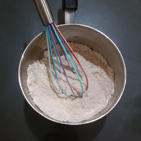 Masukkan tepung terigu, gula aren, garam, baking powder ke dalam wadah, aduk rata.