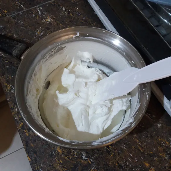 Isian : mixer whipped cream bubuk dan air dingin hingga mengembang kaku sekitar 5 menit.