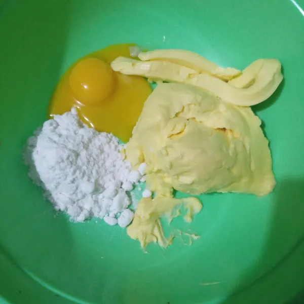 Kocok kuning telur, butter, margarin dan gula halus hingga rata, kurang lebih selama 1 menit.