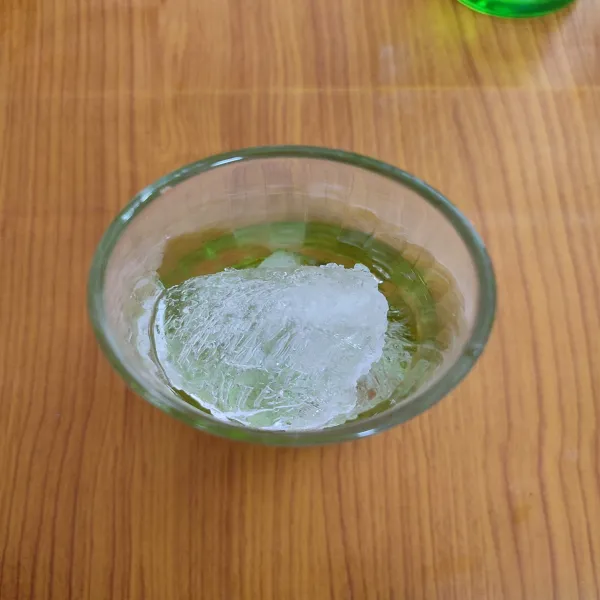 Tuang syrup ke gelas, lalu es batu secukupnya.