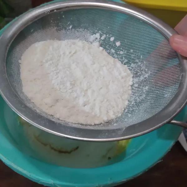 Masukkan campuran tepung terigu, tepung maizena, susu bubuk dan baking powder dengan cara diayak.