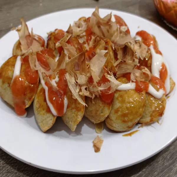 Jadi deeeh, tambahkan topping mayonaise diatasnya dan juga saus sambal plus taburan.