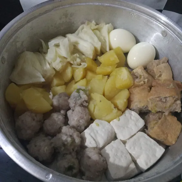 Tata semua bahan di panci kukusan. Kukus selama 20 menit.