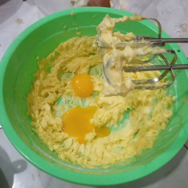 Tambahkan kuning telur, kocok rata.