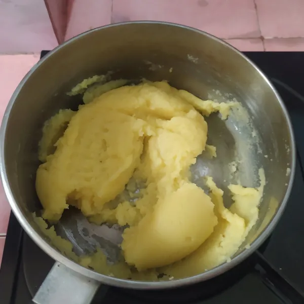 Kecilkan api, masukkan tepung terigu sambil diaduk hingga tercampur rata. Masak hingga tanak.
Dinginkan.