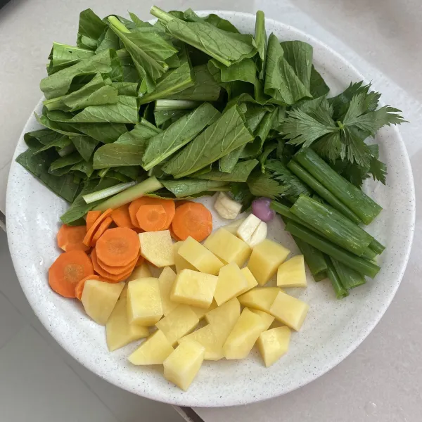 Siapin bahan pelengkap lainnya (sayur dan wortel biar lebih sehat dan mempercantik tampilan, kentang untuk pengganti karbo nasiku) — boleh diskip ya.
