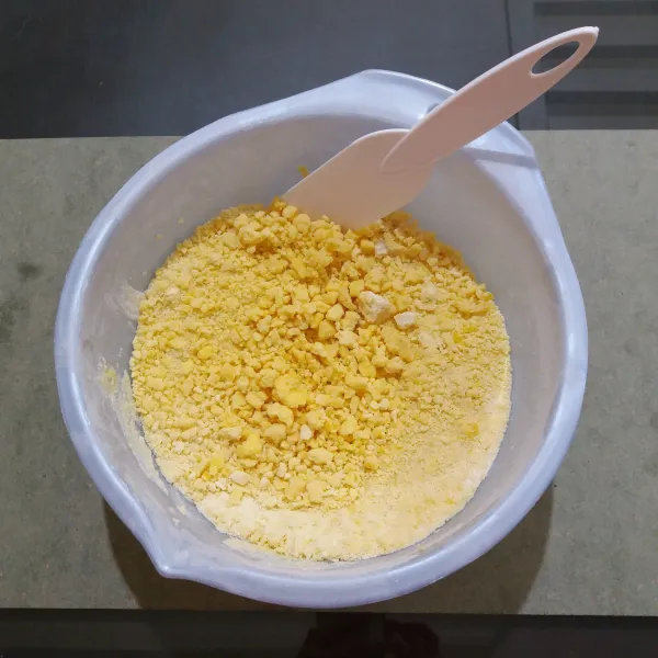 Masukkan tepung terigu, gula halus, tepung maizena, fiber creme, aduk dengan spatula.