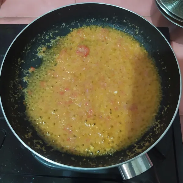Haluskan bumbu halus bersama minyak goreng secukupnya, kemudian tumis hingga harum.