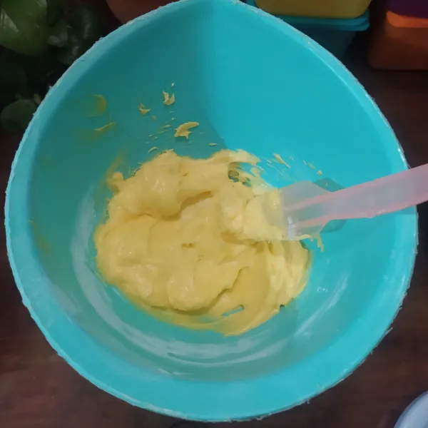 Mikser margarin, butter dan gula halus sebentar saja. Lalu masukkan kuning telur, mikser asal rata.