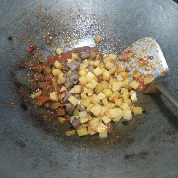 Setelah itu tambahkan kentang lalu aduk lagi hingga tercampur rata, masak hingga matang. Angkat dan siap disajikan.
