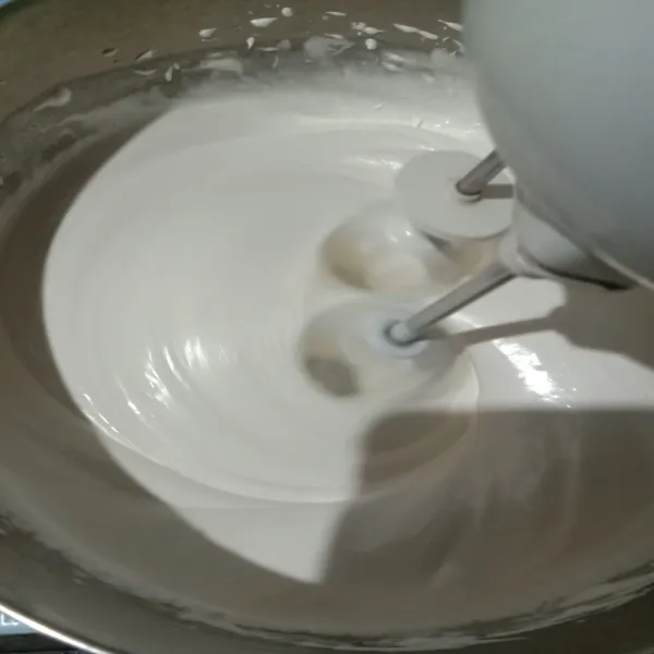 Lelehkan margarin lalu sisihkan. Kocok, gula dan SP kurang lebih 10 menit hingga mengembang kaku.