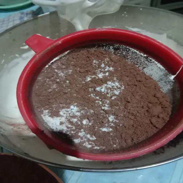 Tuang tepung terigu, cokelat bubuk dan garam sambil diayak, agar tidak ada yang bergerindil.