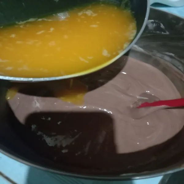 Tuang margarin cair. Aduk dengan teknik aduk balik. Perlahan-lahan hingga rata tidak ada margarin yang tersisa di bagian bawah.