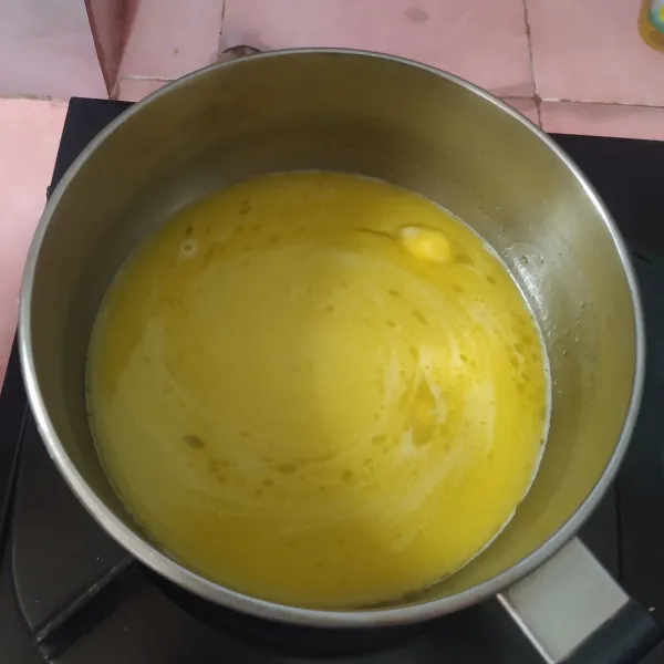 Rebus air dan margarin hingga mendidih.