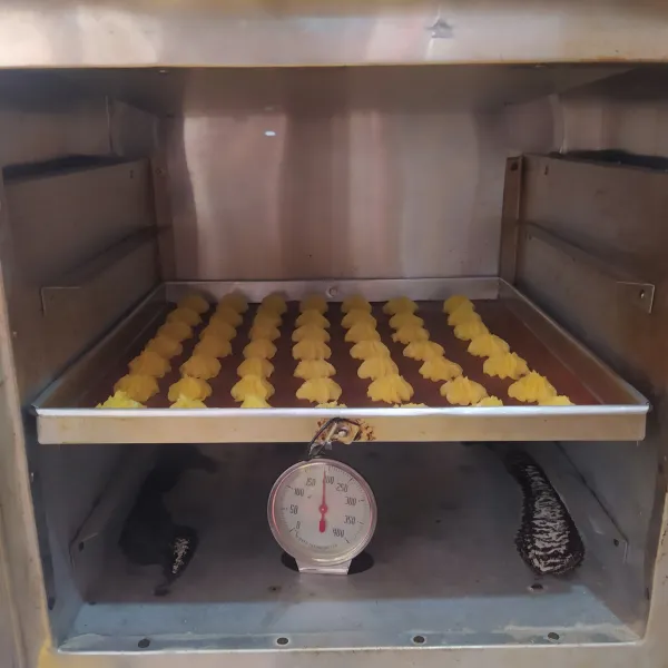 Masukkan ke dalam piping bag, lalu spuitkan di atas loyang.
Panggang dengan suhu 190°C-200°C selama 18-20 menit.
Lakukan hingga adonan habis.