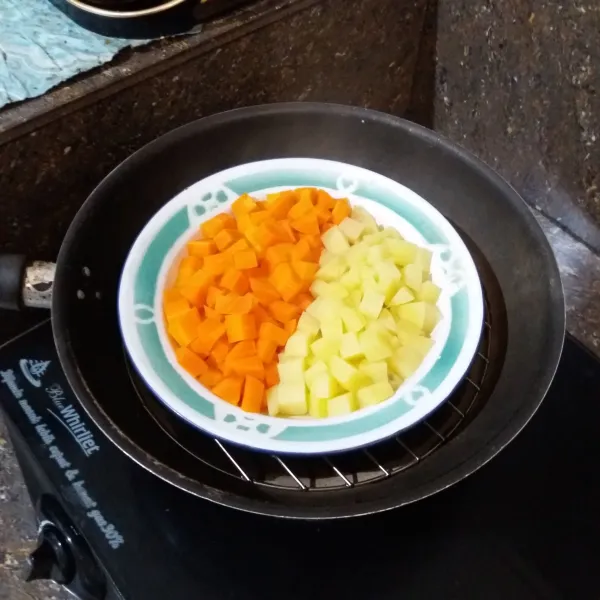 Kukus wortel dan kentang sekitar 15 menit, sisihkan.