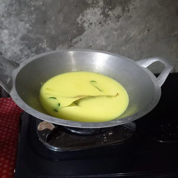 Masukkan santan, gula, garam, lada dan penyedap rasa.