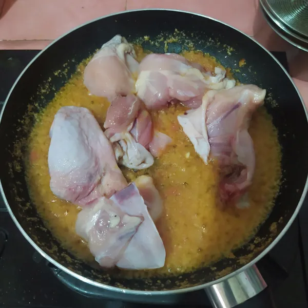 Masukkan ayam, aduk rata sampai ayam berubah warna.