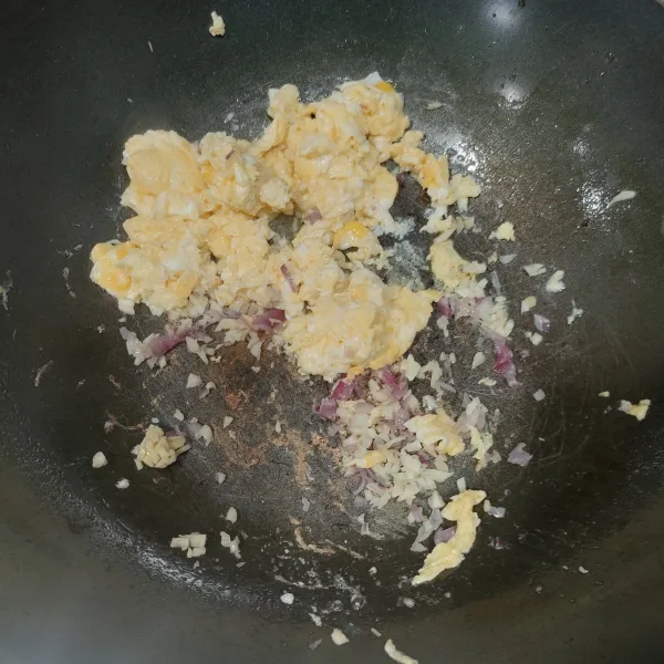 Buat orak-arik telur, lalu masukkan bawang merah dan bawang putih. Aduk sampai semua harum.