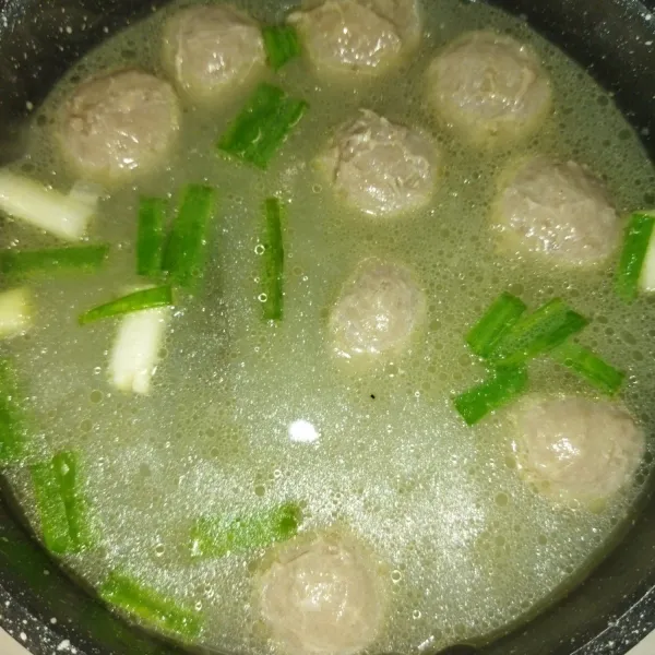 Lalu masukkan bakso sapi dan daun bawang, aduk rata masak hingga bakso mengapung.