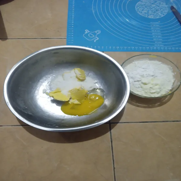 Mixer mentega, gula halus dan telur sampai teksturnya lembut.