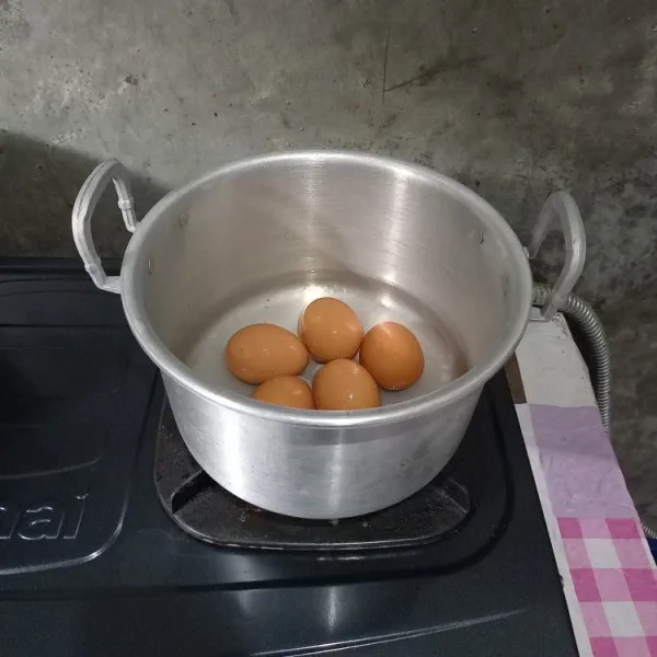 Rebus telur ayam dan kupas.