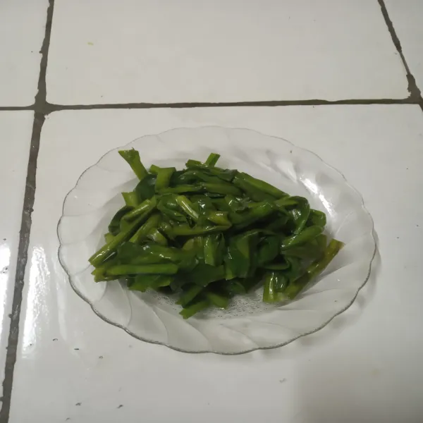 Tiriskan dan cuci kembali sampai air bilasannya berubah bening.