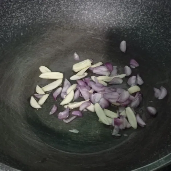 Panaskan minyak dalam teflon lalu tumis bawang putih dan bawang merah hingga harum dan layu.
