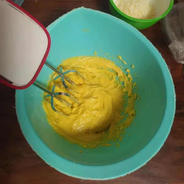 Masukkan adonan tepung terigu ke dalam wadah, tambahkan telur. 
Kocok hingga rata.