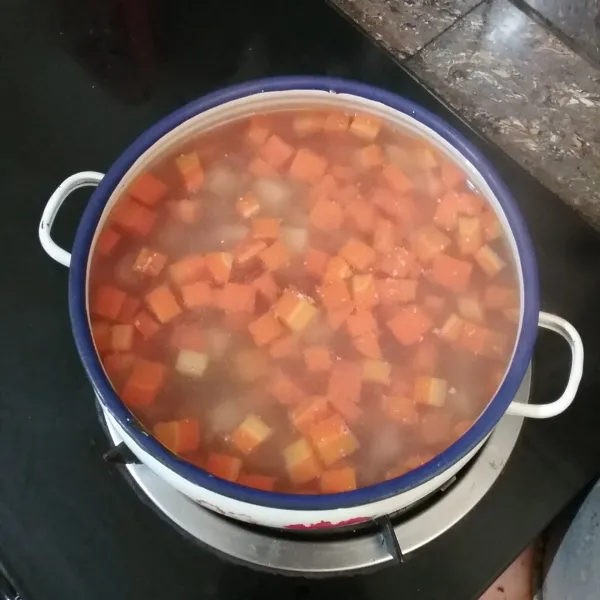 Masukkan ayam, wortel, kentang, aduk rata.