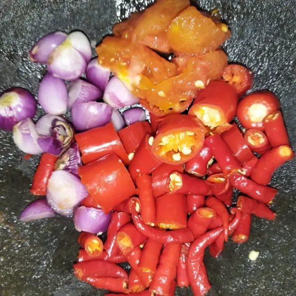 Lalu siapkan cabe merah besar, cabe merah keriting, bawang merah dan tomat, kemudian ulek kasar.