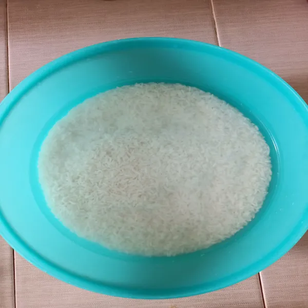 Cuci beras sampai bersih lalu rendam selama 1 jam.