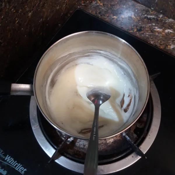 Masak campuran whipped cream sambil diaduk hingga mulai mendidih, matikan kompor.