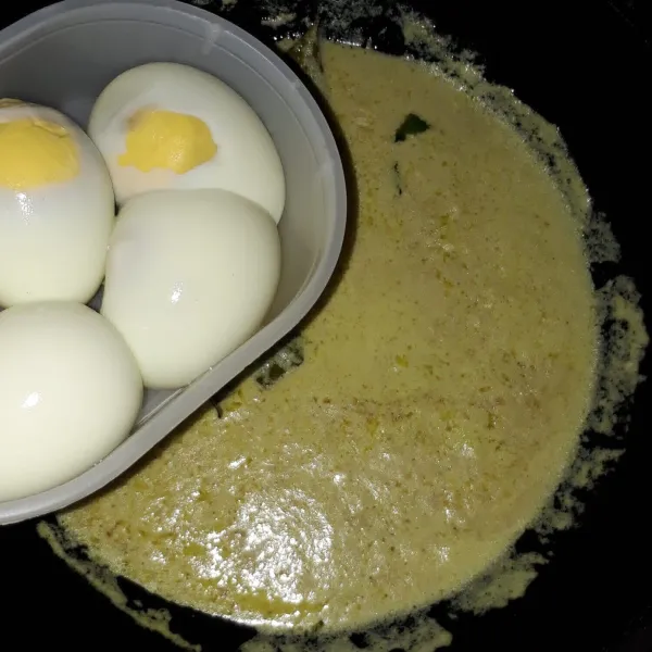 Masukkan telur, masak sambil di aduk-aduk hingga kuah mendidih dan sedikit mengental. Angkat lalu sajikan selagi hangat.