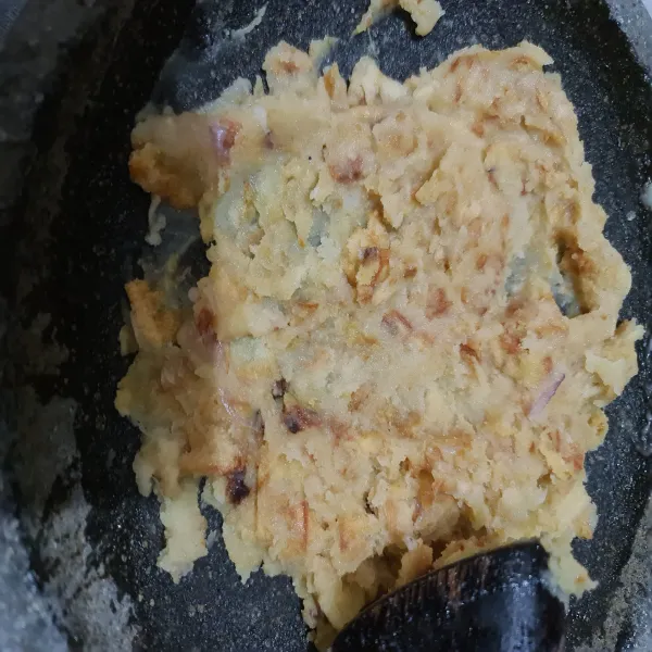 Haluskan kentang.