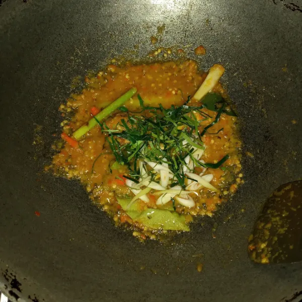 Panaskan minyak, tumis sebentar bumbu halus. Tambahkan serai geprek, lengkuas geprek, dan daun salam. Tumis sampai bumbu matang. Lalu tambahkan serai iris dan daun jeruk iris halus. Masak sebentar saja.