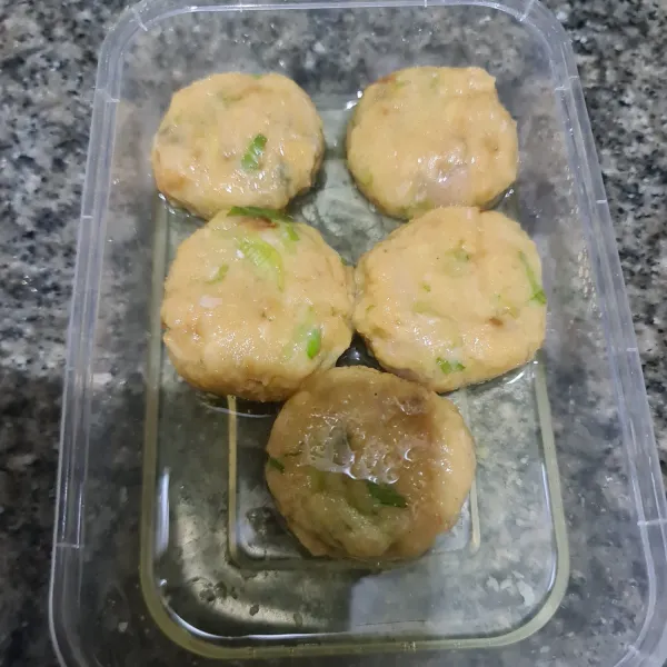 Celupkan ke putih telur.