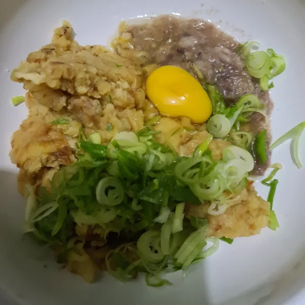 Campur kentang, bumbu halus, kuning telur, dan daun bawang pre. Kemudian campur hingga rata.