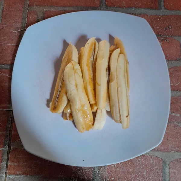 Potong pisang menjadi 4 bagian, sisihkan.