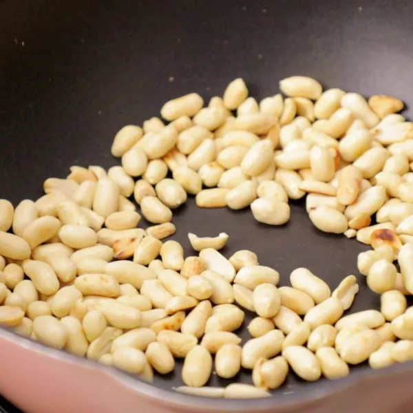 Sangrai kacang tanah dalam frying pan tanpa minyak hingga kacang kecoklatan.