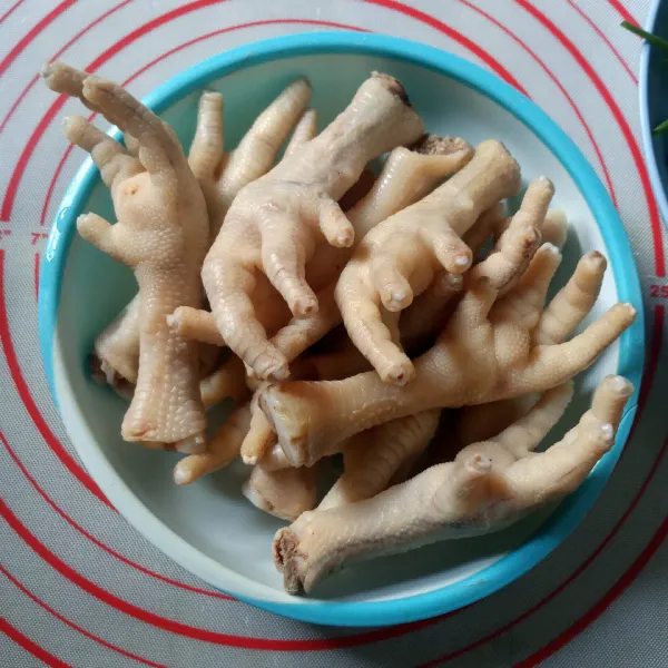 Didihkan air secukupnya, rebus ceker selama 5 menit. Tiriskan dan buang air rebusannya.