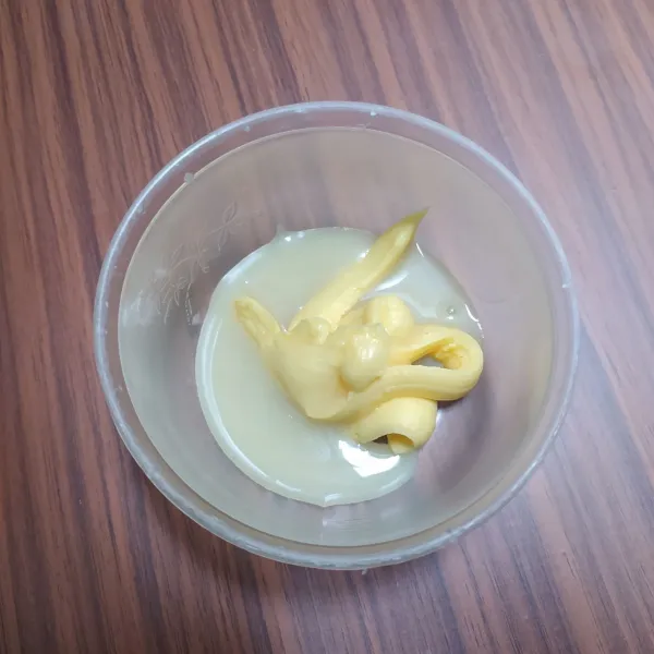 Olesan : Campur margarin dan krimer kental manis, aduk sampai rata.