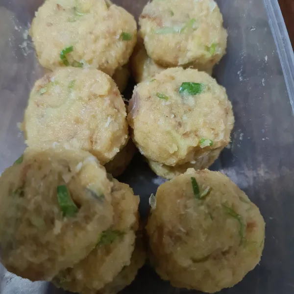 Bentuk perkedel, bisa langsung di goreng atau di simpan dalam kulkas terlebih dahulu.