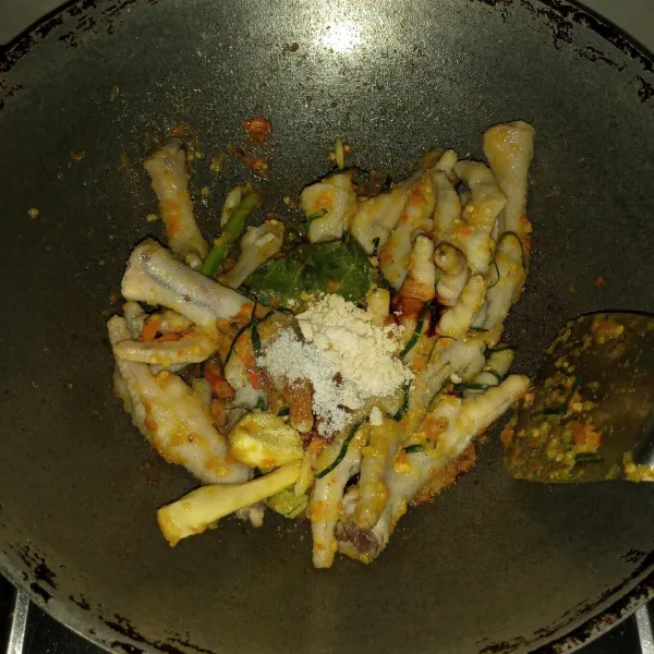 Masukkan ceker dan kecap manis. Bumbui dengan garam, gula pasir, kaldu bubuk, dan lada bubuk, kemudian aduk-aduk dan masak beberapa saat.