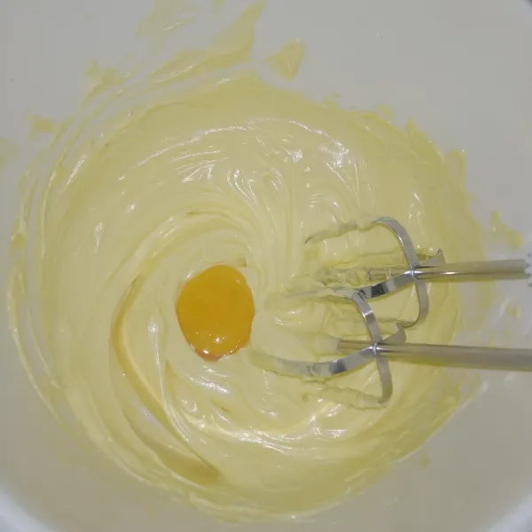 Kemudian masukkan kuning telur, kocok kembali sebentar.