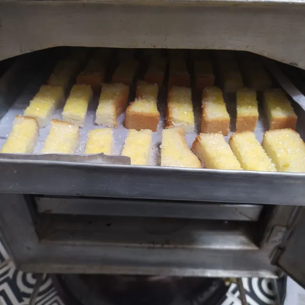 Panggang dalam oven dengan suhu 200°C sekitar 10 menit sampai roti kering. 
Angkat dan sajikan.