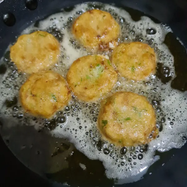 Goreng hingga matang, lalu tiriskan dan sajikan.
