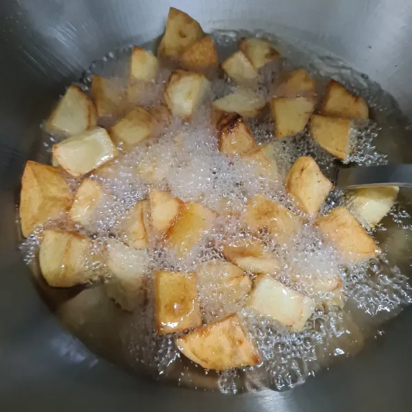 Cuci bersih dan kupas kentang. Lalu goreng hingga matang.